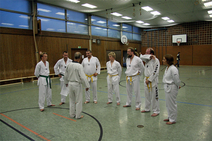 Besprechung im Dojang beim Erwachsenen-Taekwondo-Training
